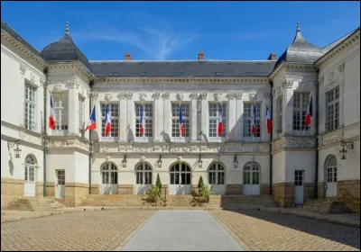 Johanna Rolland, maire PS depuis 2014, est candidate à sa réélection dans cette ville de l'ouest ; elle est opposée à Valérie Oppelt (LREM) Julie Laernoes (EELV) Laurence Garnier (LR) :