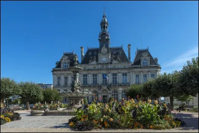 Émile-Roger Lombertie (LR), devenu maire en 2014 après une élection très disputée dans une ville gérée par le PS depuis 100 ans, est candidat à sa réélection :
