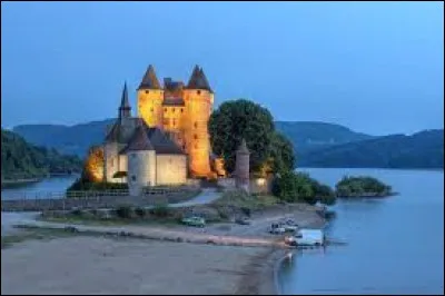 Nous restons en Auvergne-Rhône-Alpes avec cette découverte du château de Val, à Lanobre. Commune de l'arrondissement de Mauriac, elle se situe dans le département ...