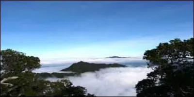 A quelle altitude culmine le mont Tabwemasana, point le plus haut du Vanuatu ?