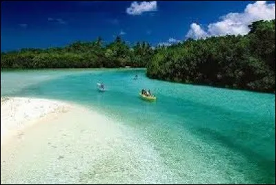 Quel est le nom de la plus grande (en superficie) île de l'archipel du Vanuatu ?