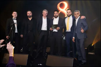 Depuis une quinzaine d'années, un événement annuel se déroule au "King Plazza Westminster", auquel est convié le gratin du monde politique britannique : Est décerné alors le "British ... Award". De quoi s'agit-il ?