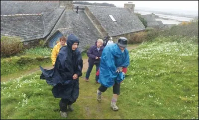 Qui est l'auteur au caractère bien trempé de ce bon mot : ''En Bretagne, quand il pleut, il n'y a que les cons qui sont mouillés '' ?