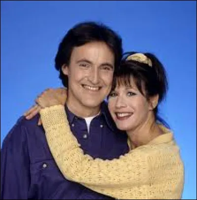 Comment s'appelle le couple dans la version canadienne de la série ?