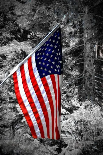 Où y avait-il un drapeau américain, dans la chanson "Kiss me" de C. Jérôme ?