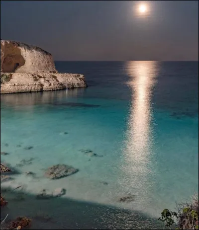 Qui a écrit "Le Miroir de la mer " ?