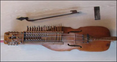 Quel est cet instrument suédois à cordes frottées de la famille des vièles ?