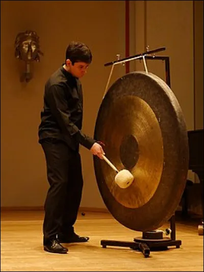 Quel est cet instrument à percussion composé d'un disque de métal suspendu à bords relevés que l'on frappe avec un maillet ?