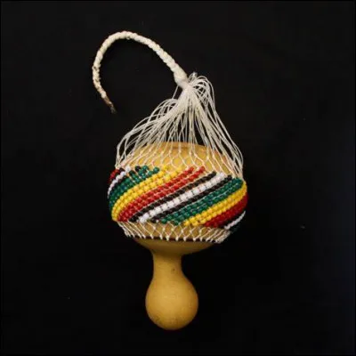 Quel est cet instrument à percussion formé d'une calebasse munie d'un filet de perles ou de coquillages ?