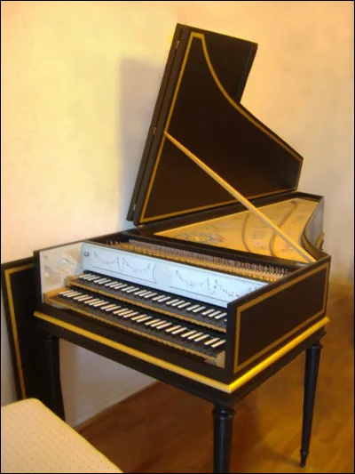 Quel est cet instrument à cordes, avec un ou plusieurs claviers ?
