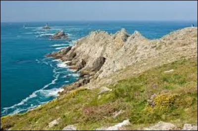 Dans quel département de la Bretagne peut-on voir la Pointe du Raz ?
