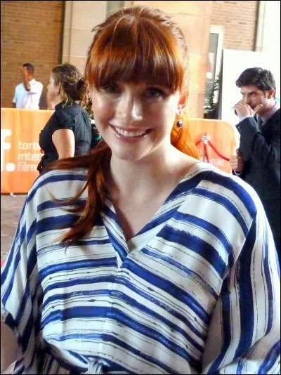 Qui contacte Clair Dearing ?