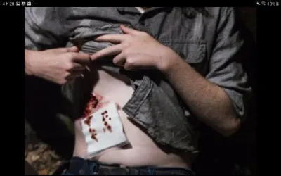 Après avoir été mordu, il l'a caché à tout le monde, puis l'a révélé à son père et à Michonne. Suite à cela comment est-il mort ?