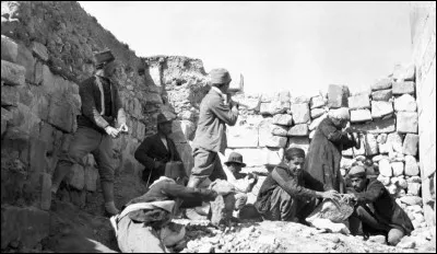 Le 14 décembre 1920, des volontaires arméniens défendent cette ville contre une attaque des forces nationalistes turques. On en voit ici, protégés dans l'une de leurs défenses construites à la hâte, en périphérie de la ville.
Nommez cette ville qui fut sujette à l'épuration ethnique et à 
l'extermination de son importante minorité arménienne avec tant de massacres.