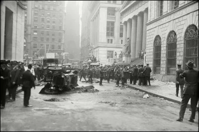 Le 16 septembre 1920, on voit les policiers, soldats et journalistes qui accourent vers la scène d'un attentat terroriste : on a vu un chariot tiré par un pauvre cheval exploser, tuant 38 personnes et en blessant des centaines d'autres. Personne n'a revendiqué l'attaque et personne n'a été accusé du crime. 
Trouvez la rue du Big Apple où cet attentat eut lieu.
