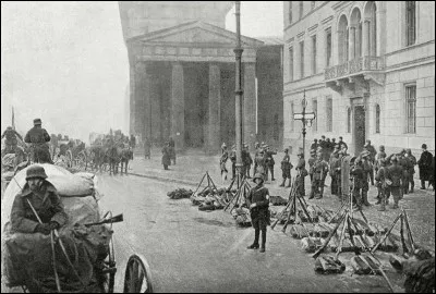Cette photo nous montre qu'en 1920, un coup militaire a été tenté dans l'intention de renverser la République de Weimar. Le putsch a échoué après plusieurs jours lorsqu'une grève générale a été déclarée par les syndicats, et les fonctionnaires qui ont refusé d'obéir aux responsables du coup d'État.
Dans les rues de quelle ville ce putsch a-t-il été tenté ?