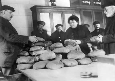 Cette photo a été prise le 3 avril 1920 : on y voit des personnes qui achètent leur pain dans une boulangerie. À cette date, dans ce pays, afin de maintenir les prix bas, le gouvernement s'est engagé à ce que le pain soit vendu à un franc le kilo, et les boulangeries qui refusaient de se conformer à ce prix étaient fermées.
Dans quel pays cette scène troublante a-t-elle été prise ?