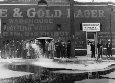 Février 1920 : le début d'une triste époque. Plus de 125 000 litres de vin sont, devant nous, déversés dans une gouttière d'une exploitation viticole de North Cucamonga. Photo prise après l'entrée en vigueur de la prohibition, en janvier, bannissant la production, l'importation, la vente et le transport d'alcool. 
Dans quel pays a-t-on appliqué cette mesure législative qui prendra fin en 1933 ?