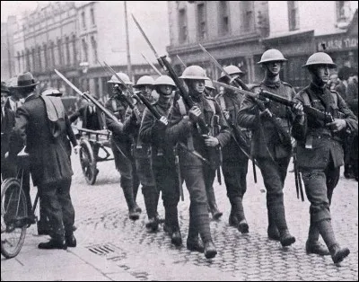 La Guerre d'Indépendance irlandaise a duré de 1919 à 1921, et les affrontements se sont embrasés au début de 1920.
Le 1920 Government of Ireland Act a été adopté pour diviser l'Irlande en deux parties, le Nord et le Sud. La division de l'Irlande est survenue le 3 mai 1921.
Dans les rues de quelle ville voit-on une unité militaire qui patrouille ?