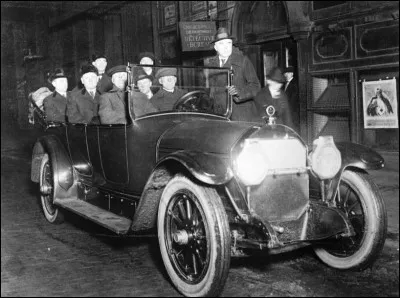 Faut avouer que cette ville était légendairement corrompue par la mafia et les crimes y étaient trop nombreux. Alors les autorités en arrivèrent au constat suivant : pour combattre le crime, équipe-toi aussi bien que les criminels.
La photo est datée du 23 décembre 1920 : une brigade de la police de quelle ville est à patrouiller à bord d'une automobile puissante ?