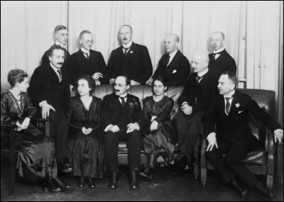 7 novembre 1920 a lieu cette réunion de physiciens avec (assis, de gauche à droite) Hertha Spon, Albert Einstein, Ingrid Franck, James Franck, Lise Meitner, Fritz Haber et Otto Hahn; (debout, de gauche à droite) Walter Grotrian, Wilhelm Westphal, Otto Von Baeyer, Peter Pringsheim et Gustav Hertz.
Vous devez simplement choisir la ville où ils se sont réunis.