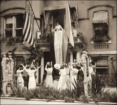 La photo a été prise le 13 août 1920 : on y voit la suffragette américaine Alice Paul y dérouler une bannière du haut du balcon du siège du National Women's Party. Elle reçoit les encouragements d'autres femmes, pour célébrer la ratification du 19e amendement – donnant le droit de vote aux femmes à travers les États-Unis.
Dans quelle ville s'est déroulé ce moment historique ?