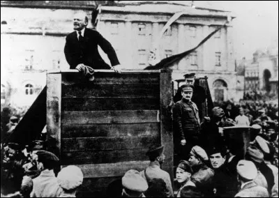 Le 5 mai 1920, le révolutionnaire communiste russe Vladimir Lénine, debout sur la tribune, s'adresse aux soldats de l'Armée rouge, qui vont partir au front, pendant la guerre polono-soviétique (1919-21).
On voit Lénine sur la place Sverdlov (aujourd'hui place du Théâtre) : où se situe l'action ?
Merci d'avoir partagé ce voyage !