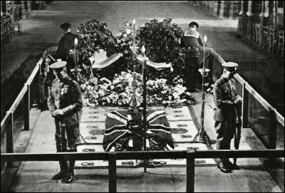 Photo du 11 novembre 1920 : quatre sentinelles, la tête penchée, gardent la tombe du Soldat inconnu.'' Pour commémorer les soldats morts durant la Première Guerre mondiale, le corps d'un combattant inconnu a été rapatrié en Angleterre depuis la France pour symboliser tous ceux qui sont morts pour leur pays''.
Dans quelle abbaye le Soldat inconnu a-t-il été enterré ?