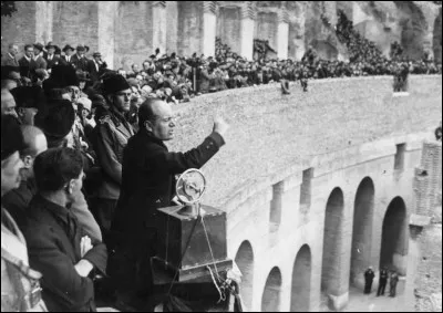 La photo date du 2 novembre 1920 : on y voit un futur premier ministre italien, prononçant un discours lors d'un rassemblement. Il a tout un parcours : maître d'école, polyglotte, journaliste, politicien, agitateur, fondateur du fascisme.
D'où le ''Duce'' est-il en train de s'exprimer ?