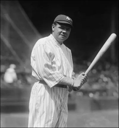 22 avril : Cette figure légendaire des Yankees de New York se prépare à affronter un lanceur pour frapper sa balle. Il s'agit du plus grand joueur de baseball de son ère, excellent lanceur et roi des circuits. En 1920, il a rejoint les Yankees et les mènera à 4 gains en Séries mondiales.
Nommez ce joueur dont le record de circuit a tenu 4 décennies et sur ses 194 records, 53 résistent au temps.
