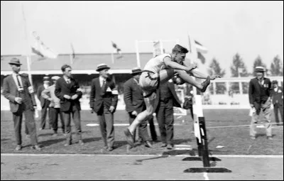 Nous sommes le 19 août 1920 à Anvers, Belgique pour les Jeux olympiques et l'on voit le médaillé d'or du 110 m haies. Je l'ai choisi spécifiquement, il s'agit d'un Canadien.
Qui gagna l'épreuve du 110 m haies, lors des Jeux olympiques, il y a de cela 100 ans ?