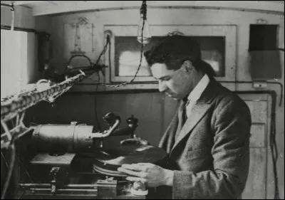 Photo prise à Londres le 7 décembre 1920 : l'ingénieur canadien, dont vous devez trouver le nom, place un disque sur un gramophone pour enregistrer de la musique dans l'abbaye de Westminster. En novembre de la même année, cet ingénieur du son et Lionel Guest, son collègue britannique, ont réalisé l'un des premiers enregistrements électriques commerciaux de l'histoire : qui est-il ?