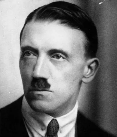 Photo prise en 1920, un moment charnière pour sa montée au pouvoir. Le 24 février, il a expliqué sa plateforme en 25 points pour le parti nazi devant une foule assemblée à Munich : «l'idée centrale était de renforcer la citoyenneté allemande en éliminant et en contrôlant toutes les personnes juives et les autres jugées non allemandes».
Qui était ce dangereux malade ?