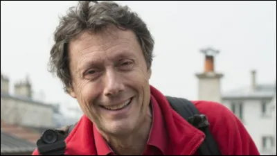 Quel est le titre de l'émission animée par Antoine de Maximy, où celui-ci part seul dans différents pays du monde et tente de se faire inviter chez des habitants locaux ?