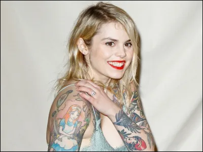 Qui est cette chanteuse dont l'un des premiers titres est ''La vie est ailleurs'' ?