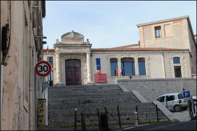 Comment s'appelle le lycée ?