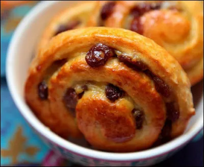Avec quelle pâte réalise-t-on les sublimes pains aux raisins ?