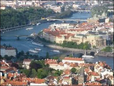 Sur le territoire de quel pays coule la rivière "Vtlava" ?