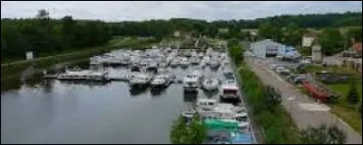 Nous terminons notre balade au port de plaisance, sur la Saône, de Savoyeux. Commune de l'arrondissement de Vesoul, elle se situe dans le département ...