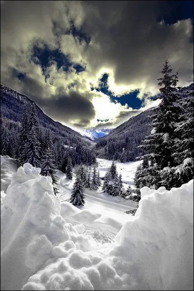 Quel drapeau indique un risque d'avalanche marqué de niveau 3 ou 4 ?