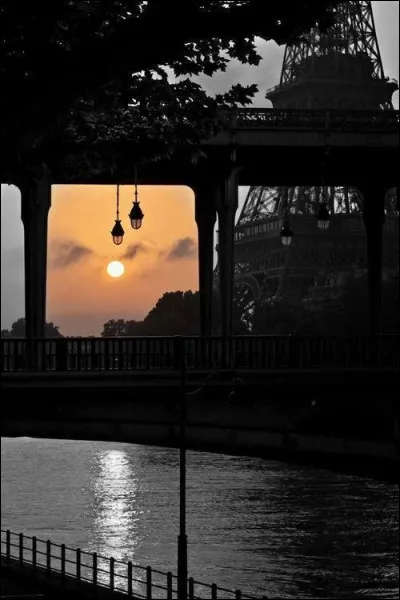De qui sont les vers "Sous le pont Mirabeau, coule la seine..." ?