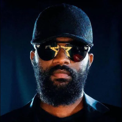 Quel est le nom de ce chanteur ?