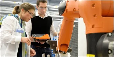 Vous êtes employeur et vous demandez à vos employés d'exécuter une nouvelle tâche bien précise. Ceux-ci vous informent qu'ils manquent de connaissances pour accomplir cette tâche. Que faites-vous ?