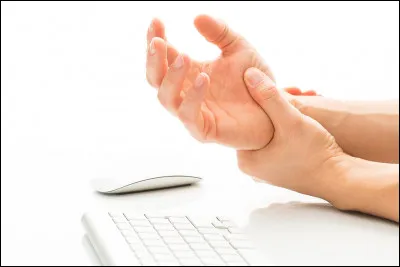 Votre travail est répétitif et celui-ci finit par vous occasionner une tendinite au poignet nécessitant un arrêt de travail. Êtes-vous couvert par la CNESST ?