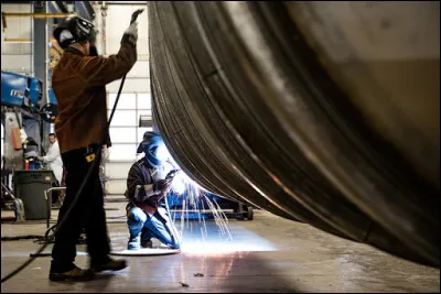 La journée est terminée et tous les travailleurs quittent les lieux de travail. Alors que vous quittez vous-même, vous apercevez un collègue soudeur pénétrant à l'intérieur d'une citerne remorque pour effectuer une dernière soudure de réparation. Que faites-vous ?