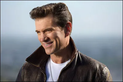 Qui est ce chanteur qui interprète ''Blue Hotel'' ?