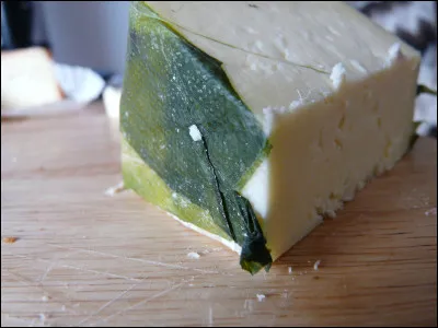 Quel est ce fromage anglais au lait de vache enveloppé de feuilles d'ortie pour former une moisissure comestible ?