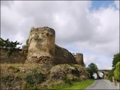 Nous sommes dans les Pays-de-la-Loire devant les remparts du château de Passavant-sur-Layon. Commune de l'agglomération de Cholet, elle se situe dans le département ...