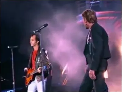 Qui chante "Toujours plus loin" ?