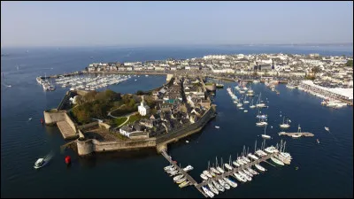 Ville bretonne, située au sud du département du Finistère, important port de pêche et station touristique :
